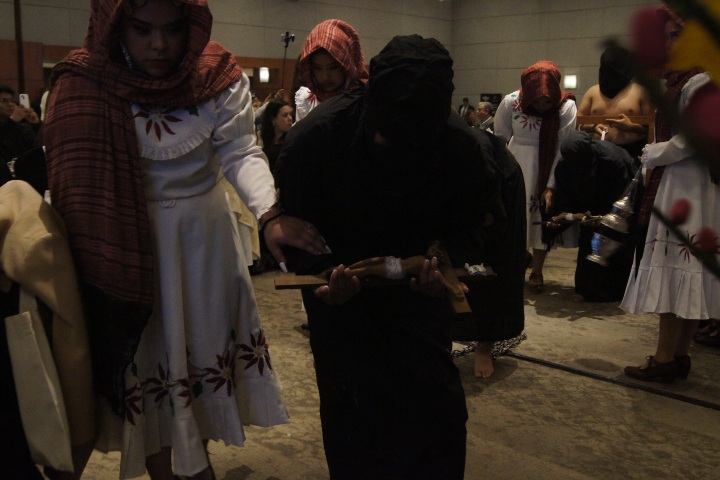 8. Penitente con Cristo en las manos. Foto - Gus Espinosa
