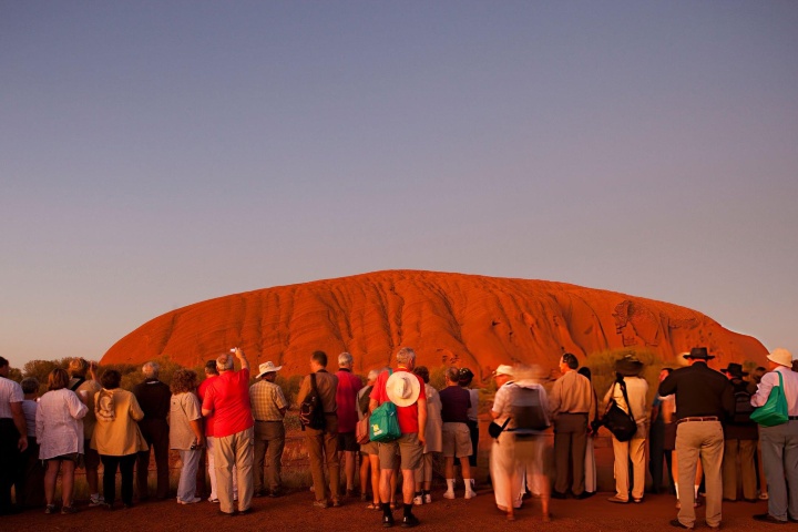 8. Viajeros mirando Uluru. Foto - Getty Images