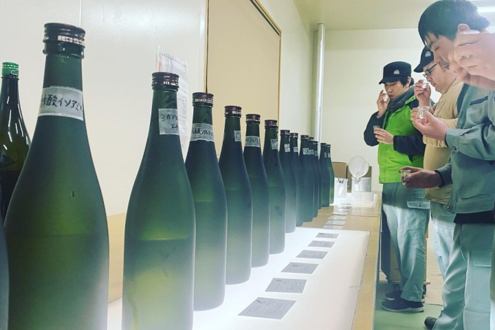8. Cata de sake. Foto - (Akebono Shuzo Co., Ltd., fabricante de cerveza de "Tenmei" e "Issho Seishun") (Facebook)