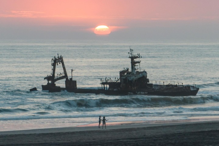 8. Viajeros en la Costa de los Esqueletos. Foto - Roberto Helou (Facebook)