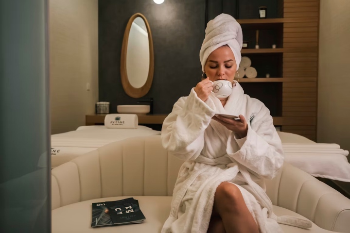 8. Mujer en spa. Foto - Usen Parmanov (Unsplash)