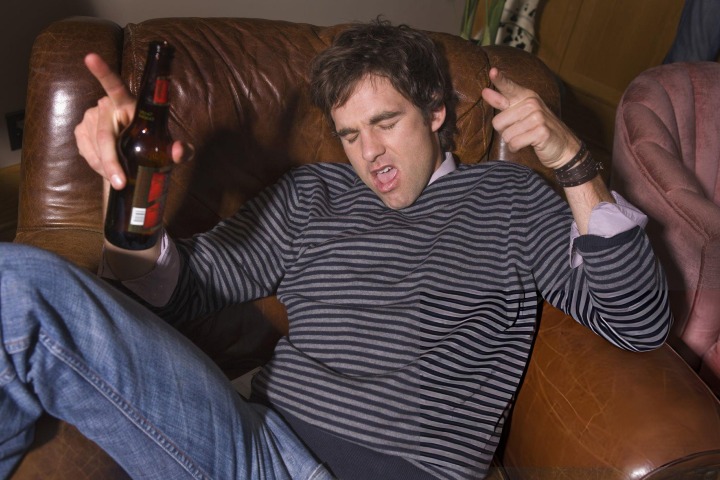 9. Hombre tomando cerveza. Foto - Getty Images