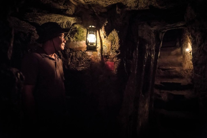 9. Visitante en los túneles de Vinh Moc. Foto - Alamy