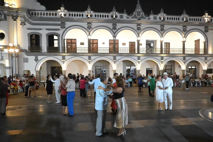 EXTRA. Danzón en la Plaza de la Constitución. Foto - Veracruz Ciudad Heroica (Facebook)