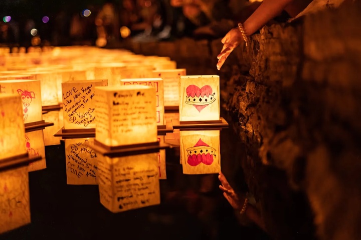 1. Liberación de linterna de agua. Foto - Waterpolistas Lantern Festival