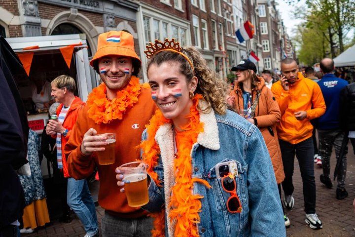 1. Personas celebrando el Koningsdag. Foto - Alamy