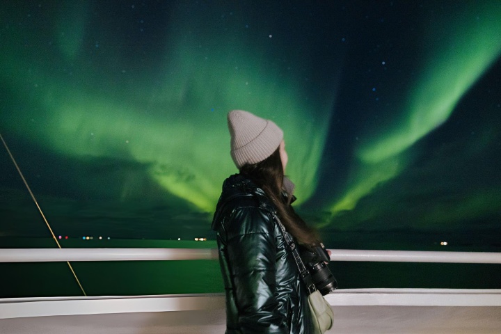 1. Mujer mirando auroras boreales. Foto - Getty Images