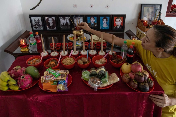 1. Ofrenda durante el Festival de los Fantasmas Hambrientos. Foto - AOL