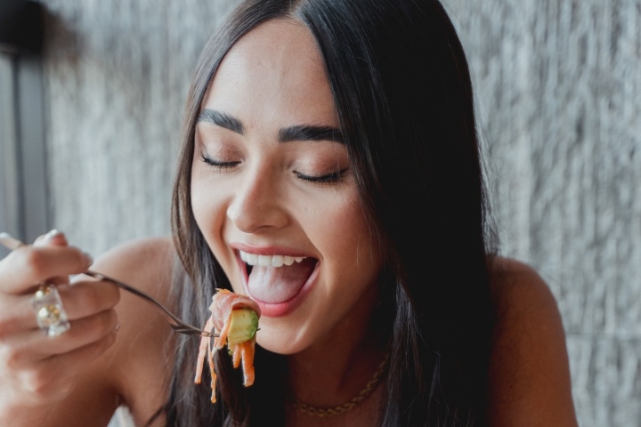 1. Mujer comiendo sushi sinaloense. Foto - @sushilomx (Instagram)