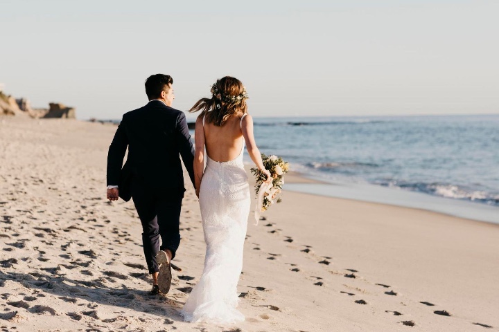 1. Pareja caminando sobre la playa. Foto - Cassidy Travel (Facebook)
