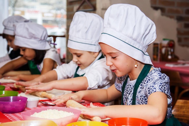 2. Niños en actividad de cocina. Foto - Alamy