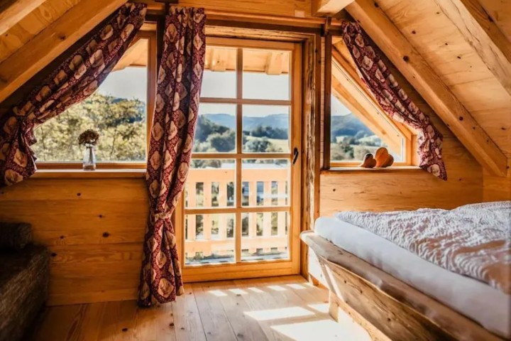 2. Interior de cabaña en Baumhaus Dörfle. Foto - Stayz