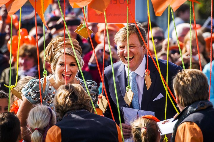 2. El Rey Willem-Alexander y la Reina Máxima durante la celebración del Koningsdag. Foto - volkskrant