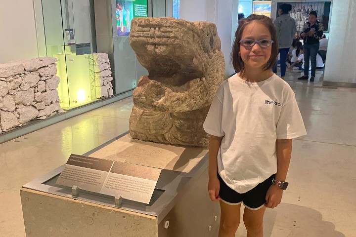 2. Niña en el Gran Museo del Mundo Maya. Foto - @otro.dia.con.kire (Instagram)