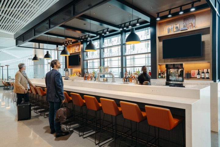 2. United Club Lounge en la Terminal A del Aeropuerto Internacional de Newark. Foto - AFAR Media