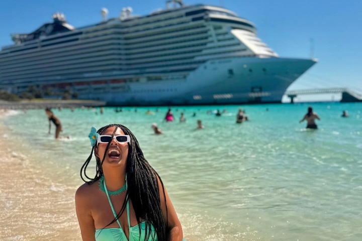 2. Viajera en playa con Grupo MSC. Foto - @ramon_fefii (Instagram)