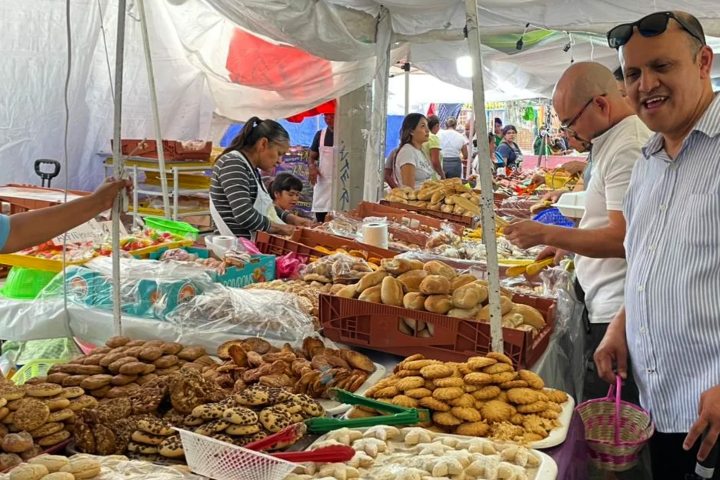 2. Venta de pan durante la Fiesta de los Panecitos en León. Foto - @dgi.enesleon (Instagram)