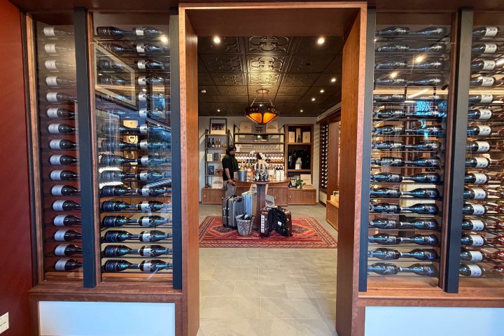 2. Espacio de vinos en Skywalker Ranch General Store. Foto - @NoMoreDaniels (X)