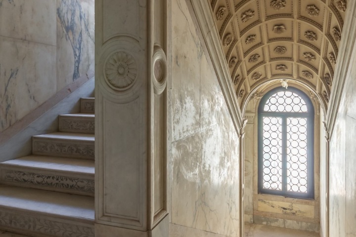 2. Escaleras en Ca’ Dario. Foto - @dimora_italia_real_estate (Instagram)
