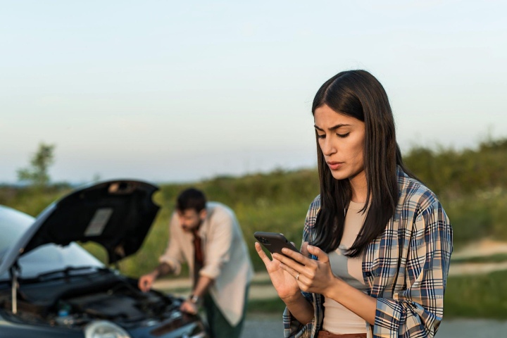 3. Pareja con auto descompuesto. Foto - iStock