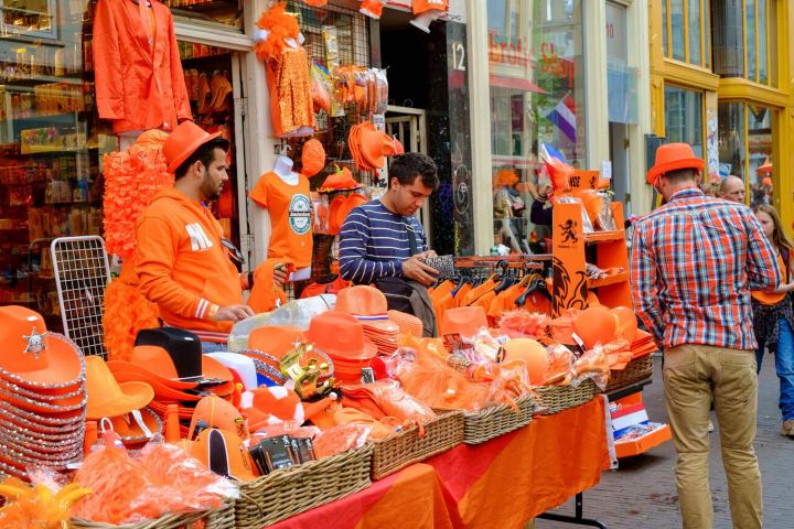 3. Venta de artículos naranja. Foto - Alamy