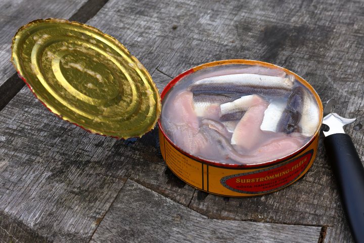 3. Lata abierta de surströmming. Foto - Shutterstock