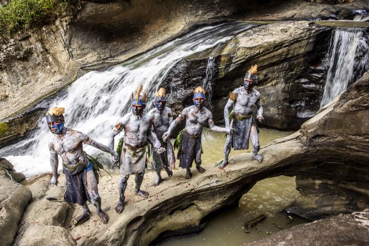 3. Tribu Nauro en la cascada Wii Towai. Foto - tribes of papua new guinea