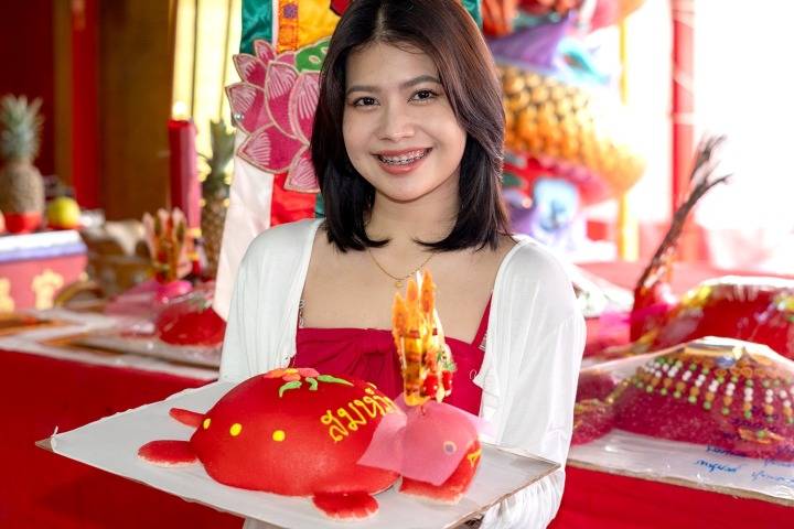 3. Joven con postre Ang Ku Kueh. Foto - OZO Phuket (Facebook)