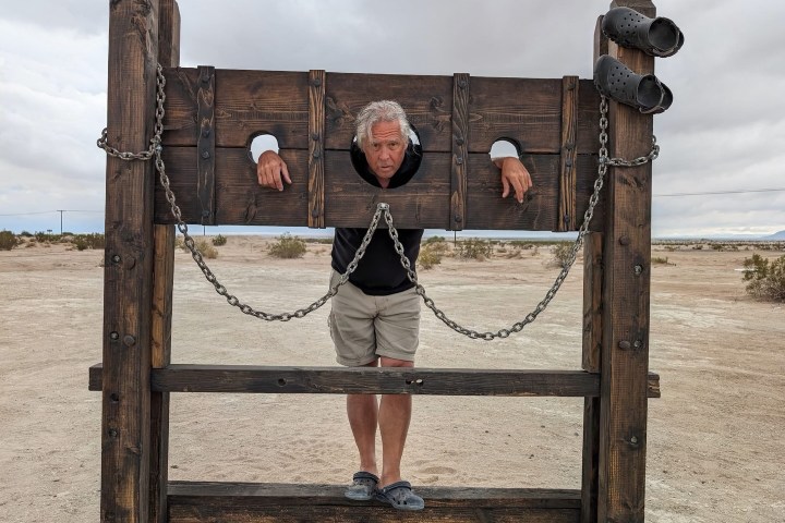 3. Hombre en picota medieval por usar crocs en Slowjamastan. Foto - @slowjamastan (Instagram)