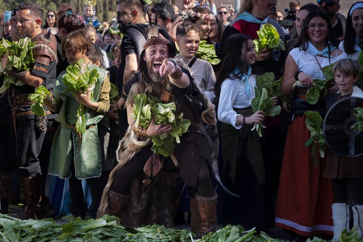 3. Participante en la Batalla de las Lechugas. Foto - El Raba lVillena (YouTube)