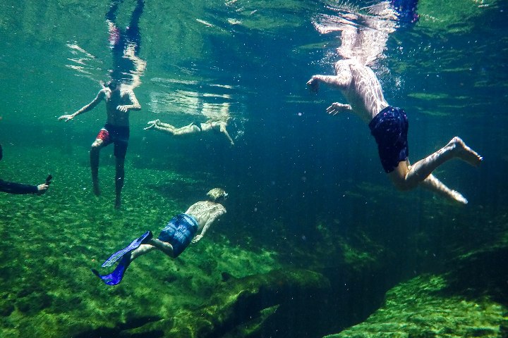 3. Visitantes en el Parque Estatal de Wekiwa Springs. Foto - Mountain Top University