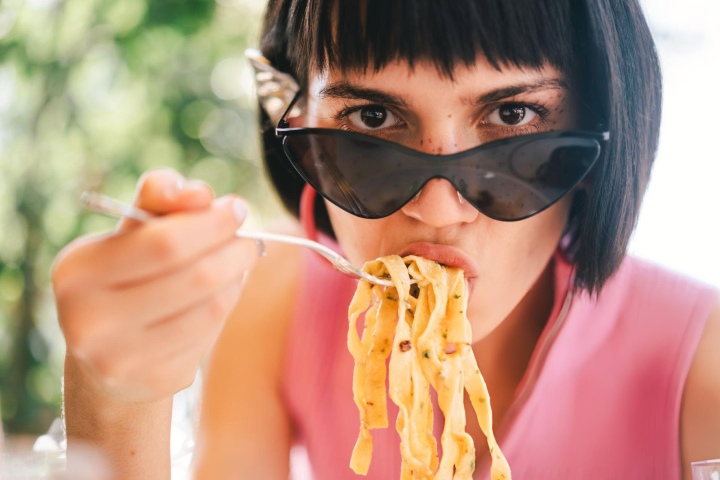 3. Mujer comiendo pasta. Foto - Getty Images