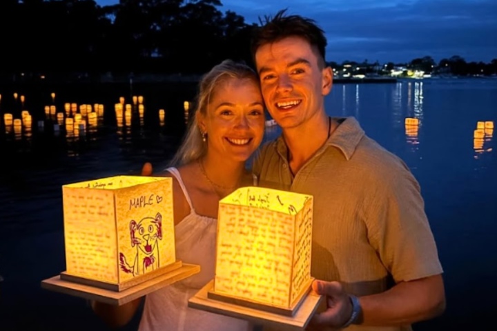 4. Pareja durante el Festival de las Linternas de Agua. Foto - @waterlanternfestival (Instagram)