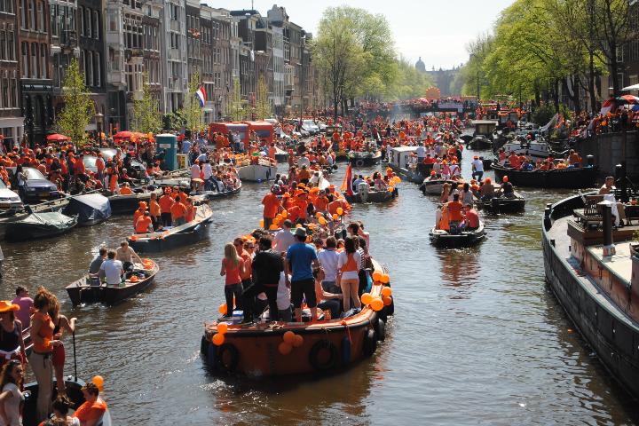 4. Botes sobre el canal de Ámsterdam durante el Día del Rey. Foto - taalhuisamsterdam