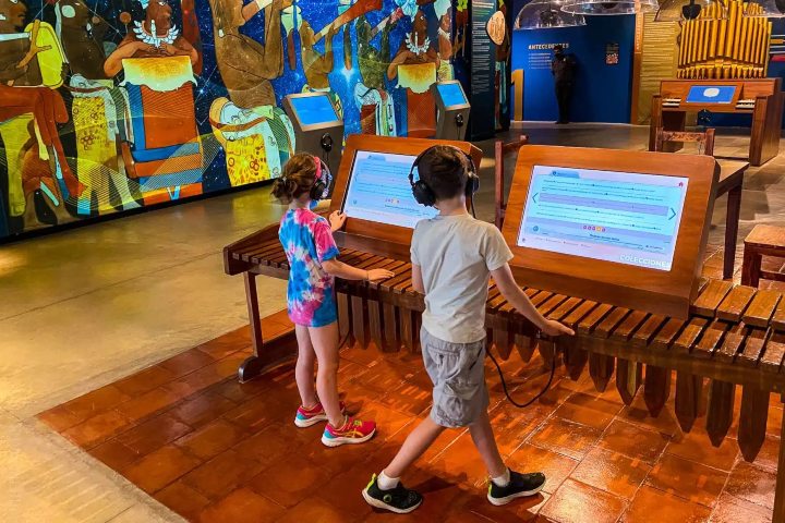 4. Niños en el Palacio de la Música. Foto - Around the World "L"