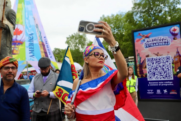 4. Participantes en el Festival de Comunidades Extranjeras. Foto - Plaza de Armas