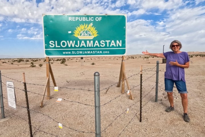 4. Cartel fronterizo de Slowjamastan. Foto - @slowjamastan (Instagram)