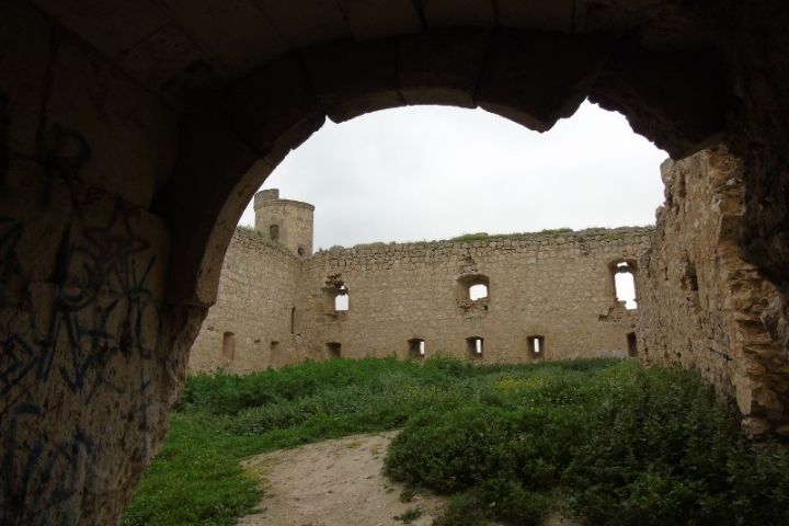 4. Interior del Castillo de Bernience. Foto - Unos amigos de Paradores (Blogspot)