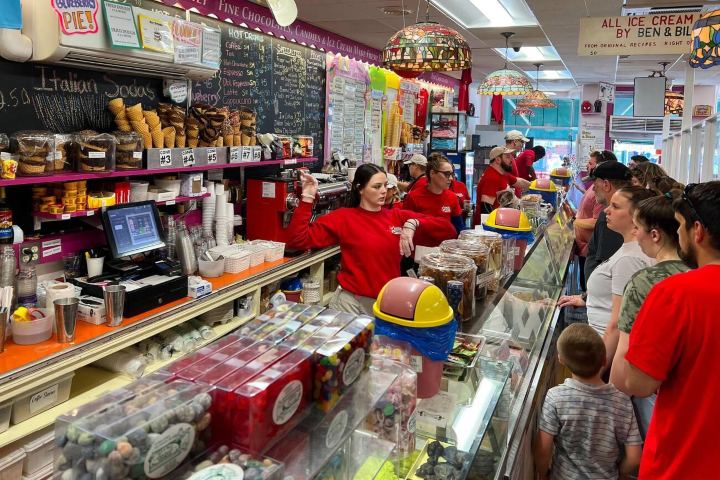 4. Interior de tienda Ben and Bill's en Bar Harbor. Foto - Alamy
