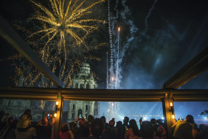 5. Espectáculo de fuegos artificiales desde el Balcón del Zócalo. Foto - Archivo Central Hoteles