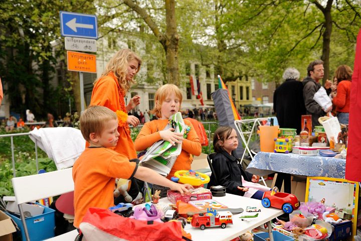 5. Niños en puesto callejero durante el Koningsdag. Foto - Getty Images
