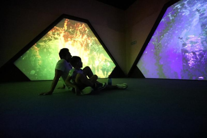 5. Padre con hijo en el Museo del Meteorito. Foto - Gobierno de Yucatán