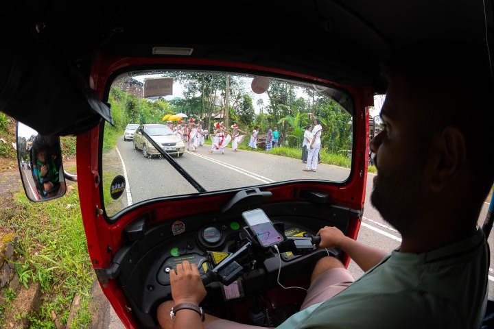 5. Concursante manejando TukTuk. Foto - TukTuk Tournament (Facebook)