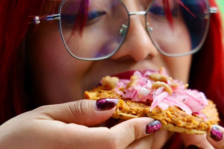 5. Mujer comiendo panucho. Foto - @elhabaneritoroma (Instagram)