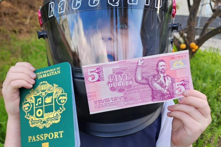 5. Niño con pasaporte y billete de Slowjamastan. Foto - @slowjamastan (Instagram)5. Niño con pasaporte y billete de Slowjamastan. Foto - @slowjamastan (Instagram)