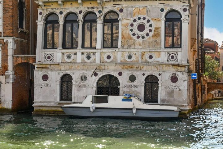 5. Embarcación en el Ca’ Dario en Venecia. Foto - Alamy