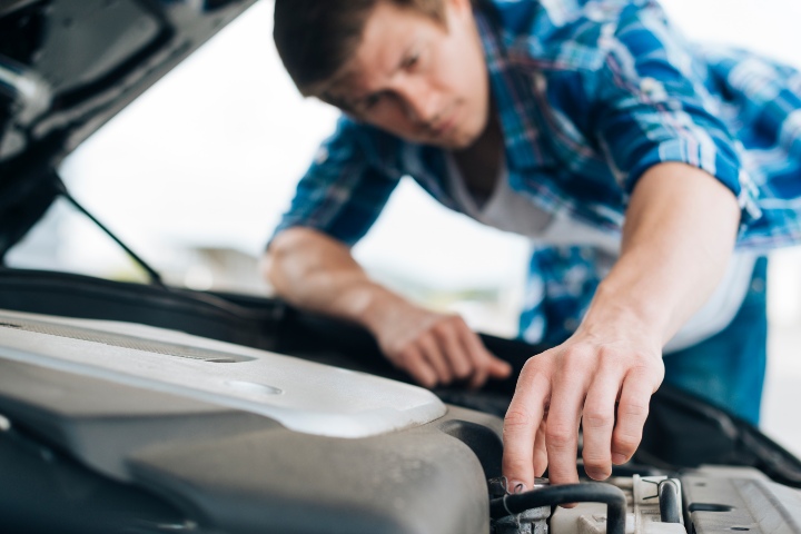 6. Revisión de auto. Foto - Freepik