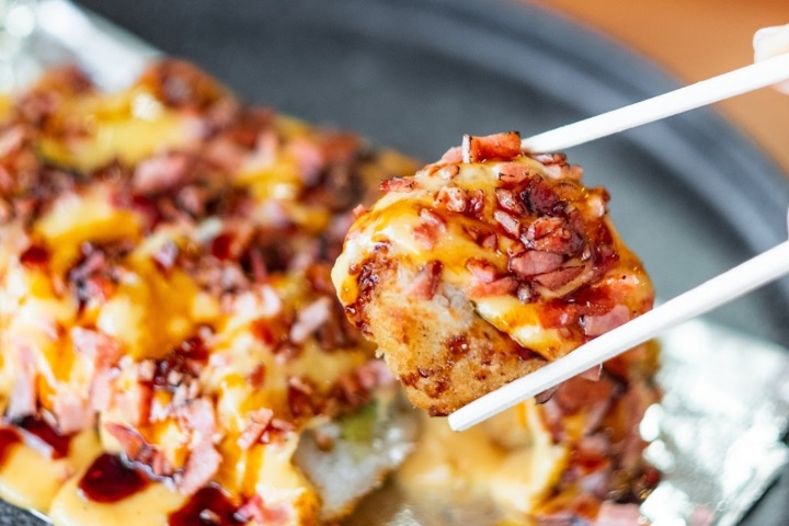 6. Cony Roll (empanizado, con queso Chihuahua, tocino crujiente y salsa de anguila) servido en Sushi-lo. Foto - @sushilomx (Instagram)