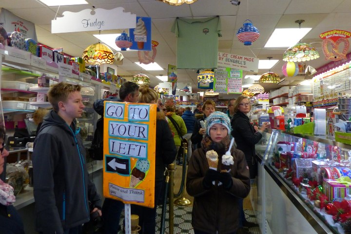 6. Interior de tienda Ben and Bill's en Bar Harbor. Foto - Wikimedia Commons