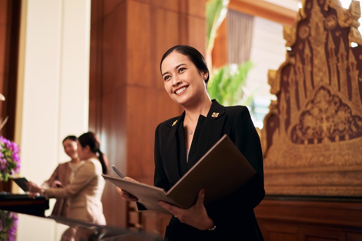 6. Lobby en hotel Peninsula. Foto - The Peninsula Hotels (Peninsula Time)